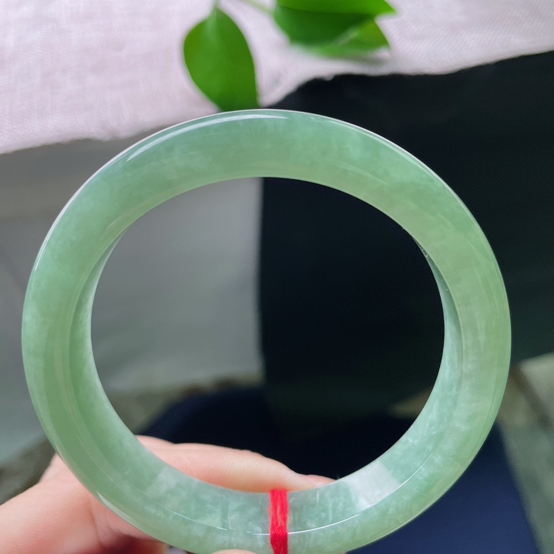 57.3/11.7/8.5，绿底正圈，一点皮纹，绿色均匀铺满镯身，色调统一协调，线条落，视觉上十分舒服。ss58250a