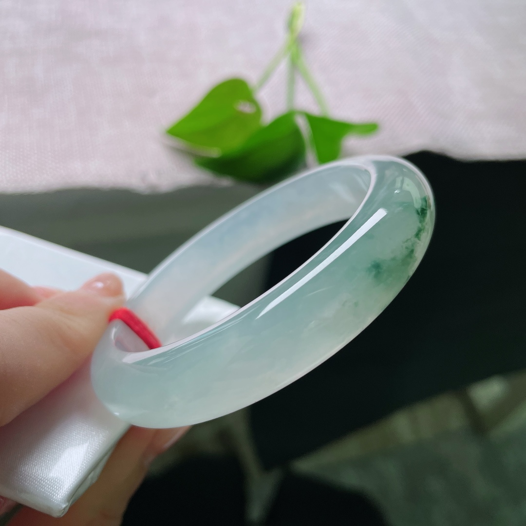 冰飘花正圈，无裂，飘花随性自然，浓淡过渡柔和，每一道花纹都是的天然景致。ss58675a