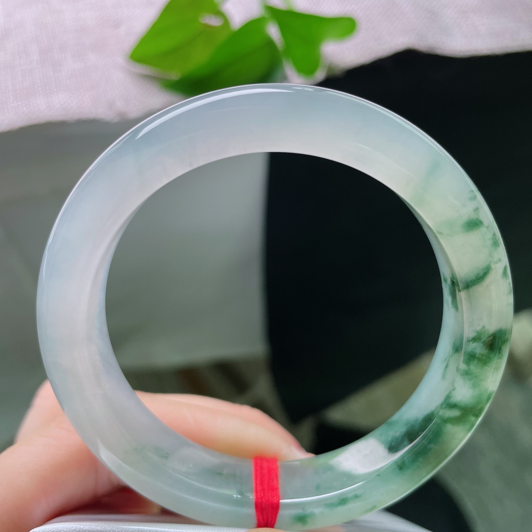 无裂，冰底清灵温润，绿花随性舒展，佩戴腕间，自带淡淡的仙气氛围感。ss58673a