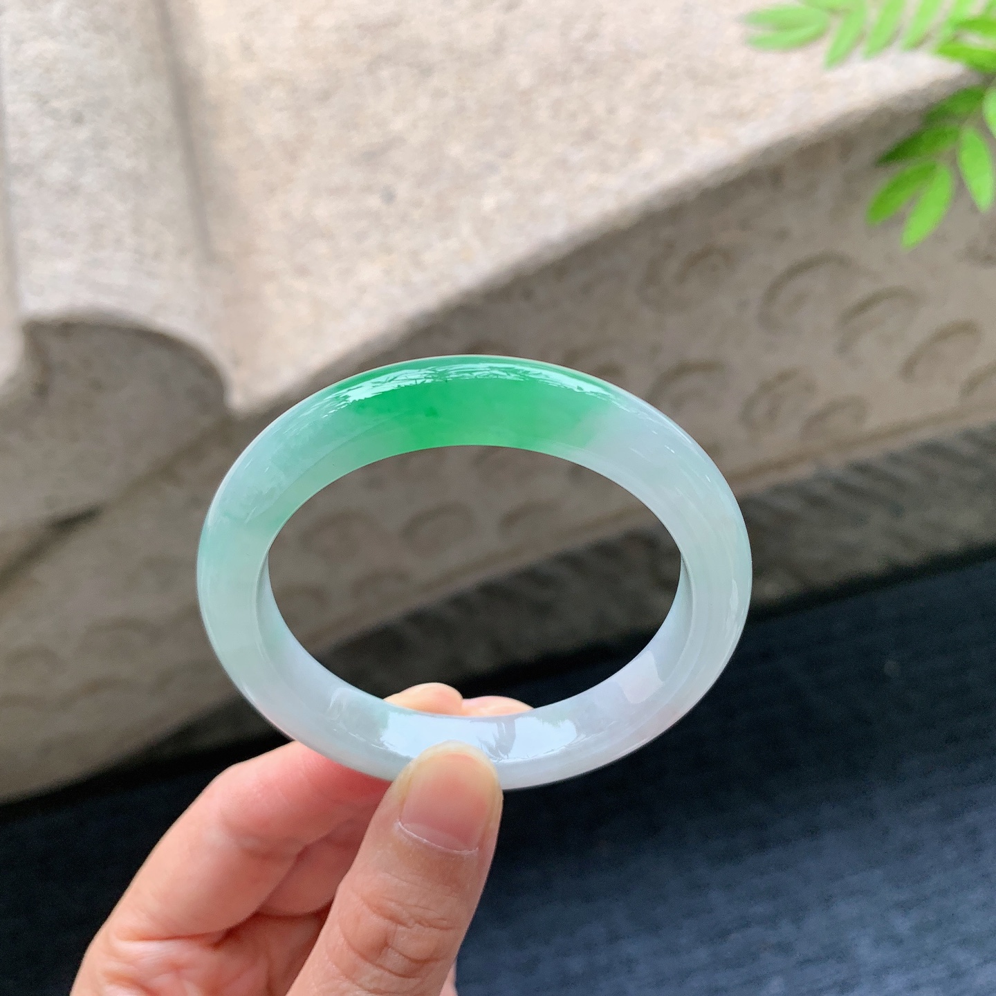 正圈49 50，糯冰飘阳绿，水润，种老，细腻，打灯有棉纹