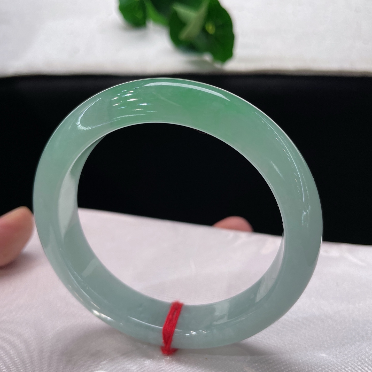天然翡翠手镯 圈口60.5/13.4/9.6，晴底飘绿正圈，60/61/可戴，一镯凝翠色，腕间揽夏光。无裂