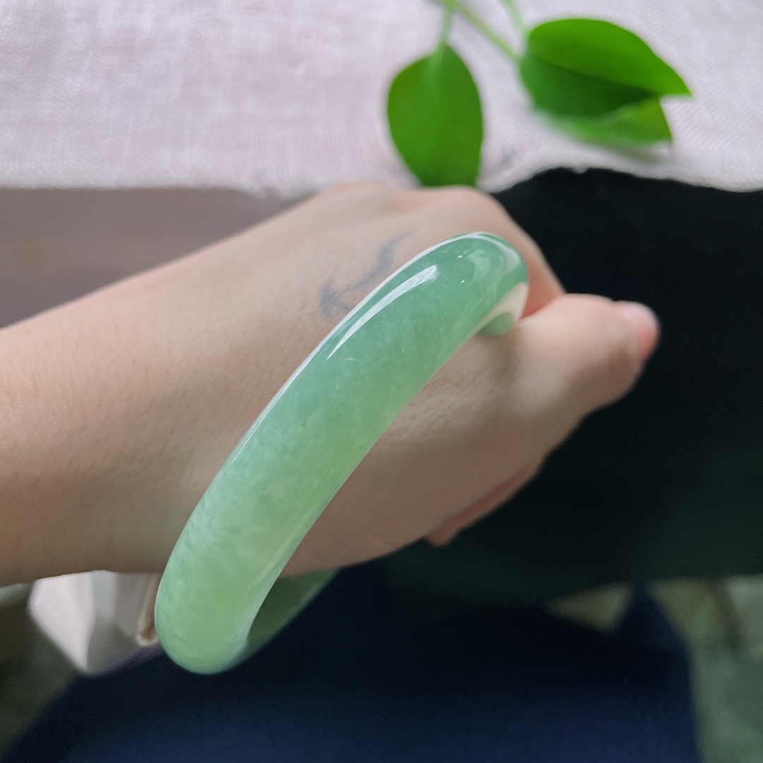 57.3/11.7/8.5，绿底正圈，一点皮纹，绿色均匀铺满镯身，色调统一协调，线条落，视觉上十分舒服。ss58250a