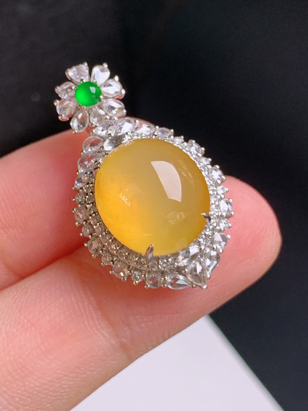 ️ 黄翡蛋面吊坠 蜜糖黄明媚温润，蛋面饱满莹润，围钻层层烘托，配色雅致出彩，简约，氛围感十足。 5622