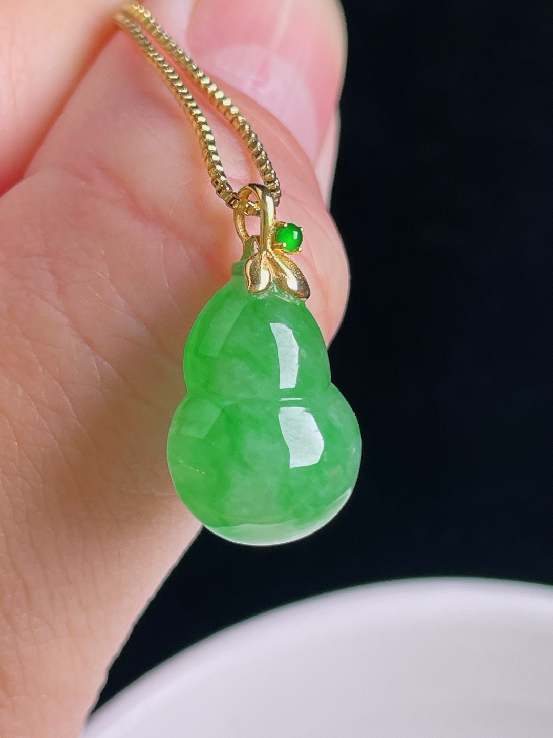 阳绿葫芦，18k镶嵌，老种起光，细底通透，尺寸：21.3裸石17/13/7mm0910