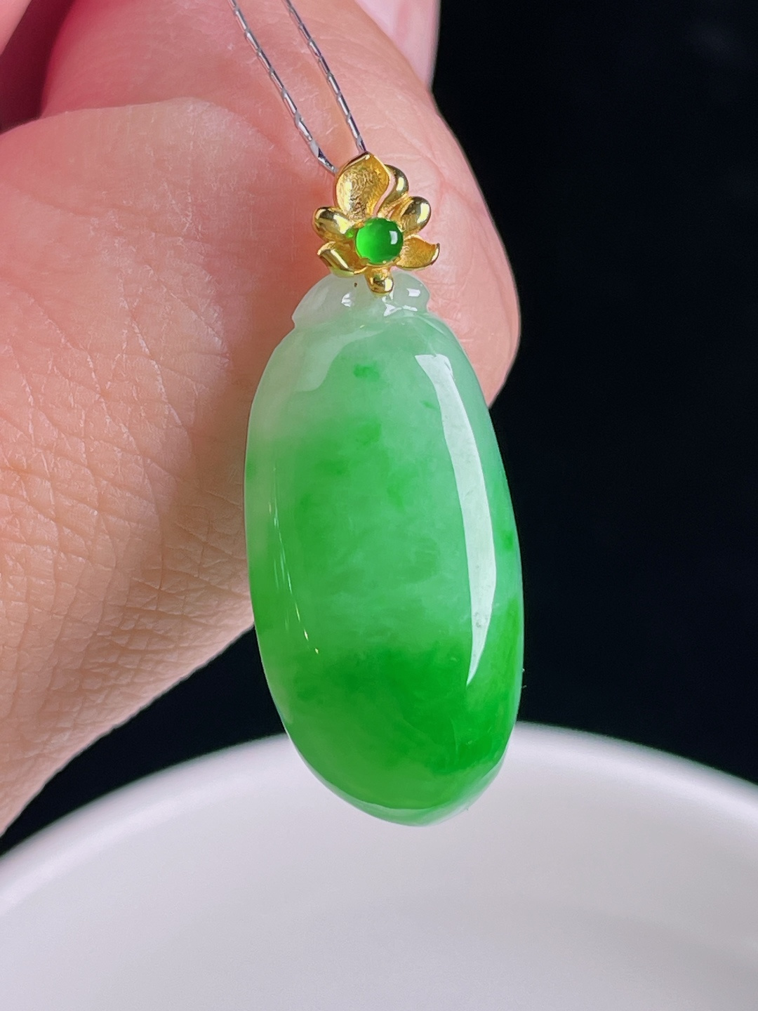 辣绿福瓜，18k镶嵌，老种起光，细底通透，尺寸：28裸石23.5/12/6.4mm0910