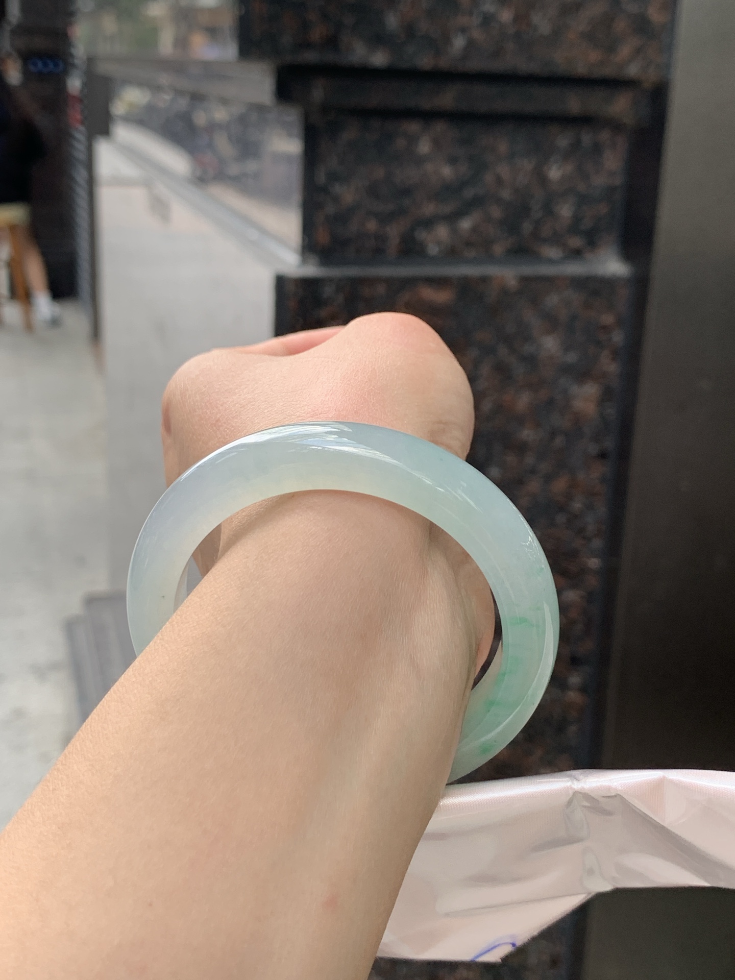 冰绿正圈, 晴水底色清透如月光，几抹甜绿飘色灵动飘逸，像春日林间的溪水，清润又治愈。