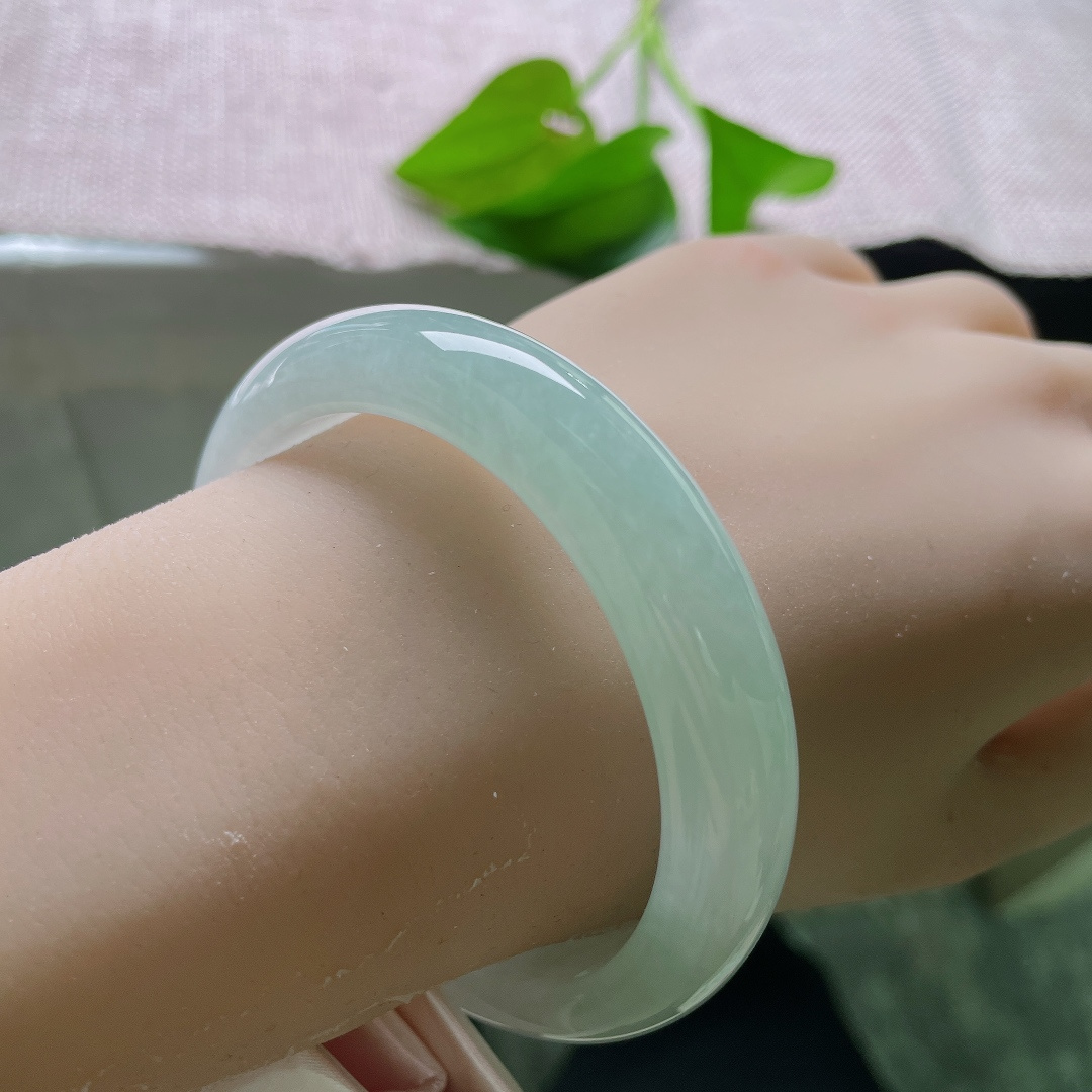 56.7/16/8.3，蓝底正圈，晶体线，玉石本真之美尽显，冰清玉洁，通透如水，简约款式适配多种穿搭。ss58707a
