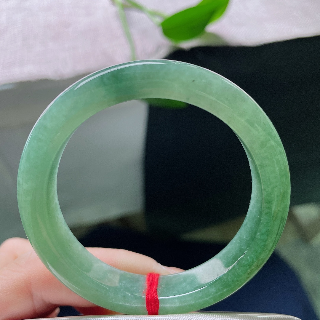 50.6/10.9/7.9，绿底正圈，无裂，镯身流淌柔和湖绿，质地油润细腻，抛光莹亮，简约款式诠释内