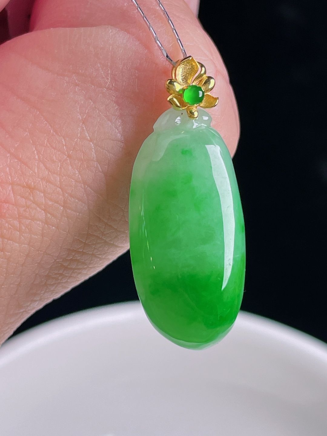 辣绿福瓜，18k镶嵌，老种起光，细底通透，尺寸：28裸石23.5/12/6.4mm0910