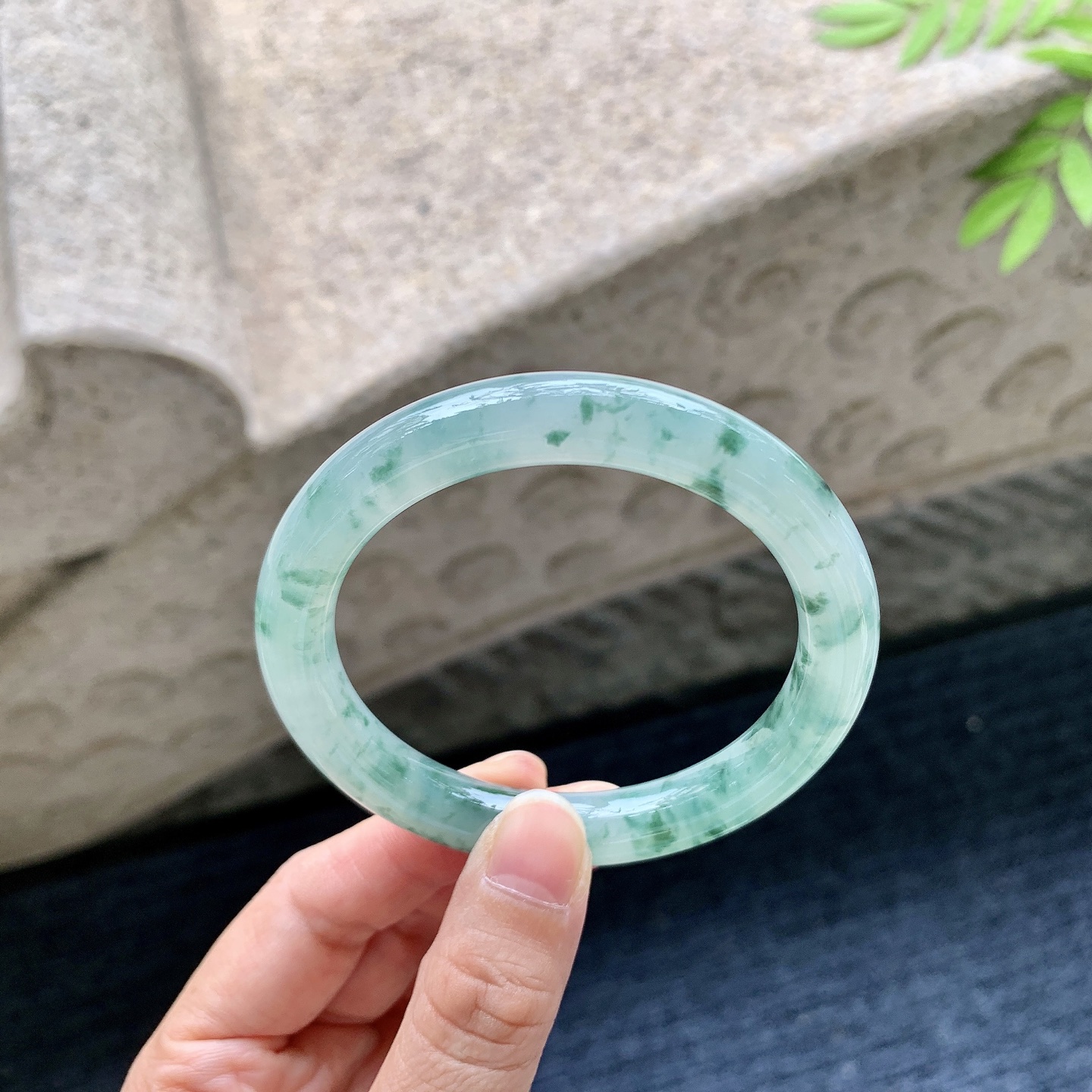 圆条53 54【圈口】54.5/9.8/8.8【编码】HJ091120【描述】冰糯飘花，水润，种老，细腻，无裂