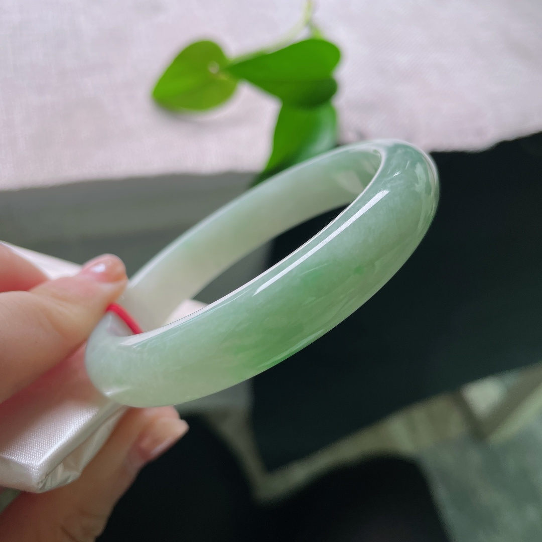飘绿正圈，晶体，淡绿带翠平安镯，底色温润柔和，几抹鲜翠自然晕染，清新灵动。ss56965a