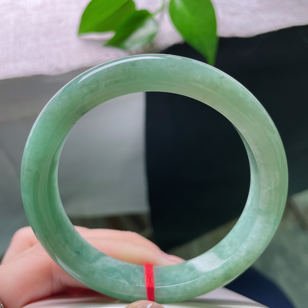 绿底正圈，晶体， 湖水绿衬肤柔和，气质沉稳百搭，日常与重要场合佩戴皆相宜。ss58775a