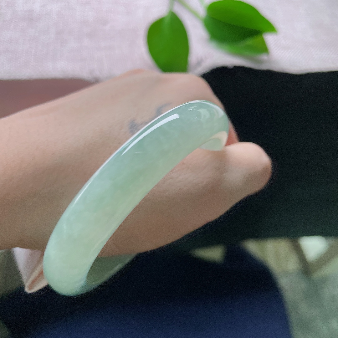 绿底正圈，有纹，柔和清润的青苹果绿，如同雨后湖面泛起的青碧，温润舒缓，看着满心治愈。ss58007a