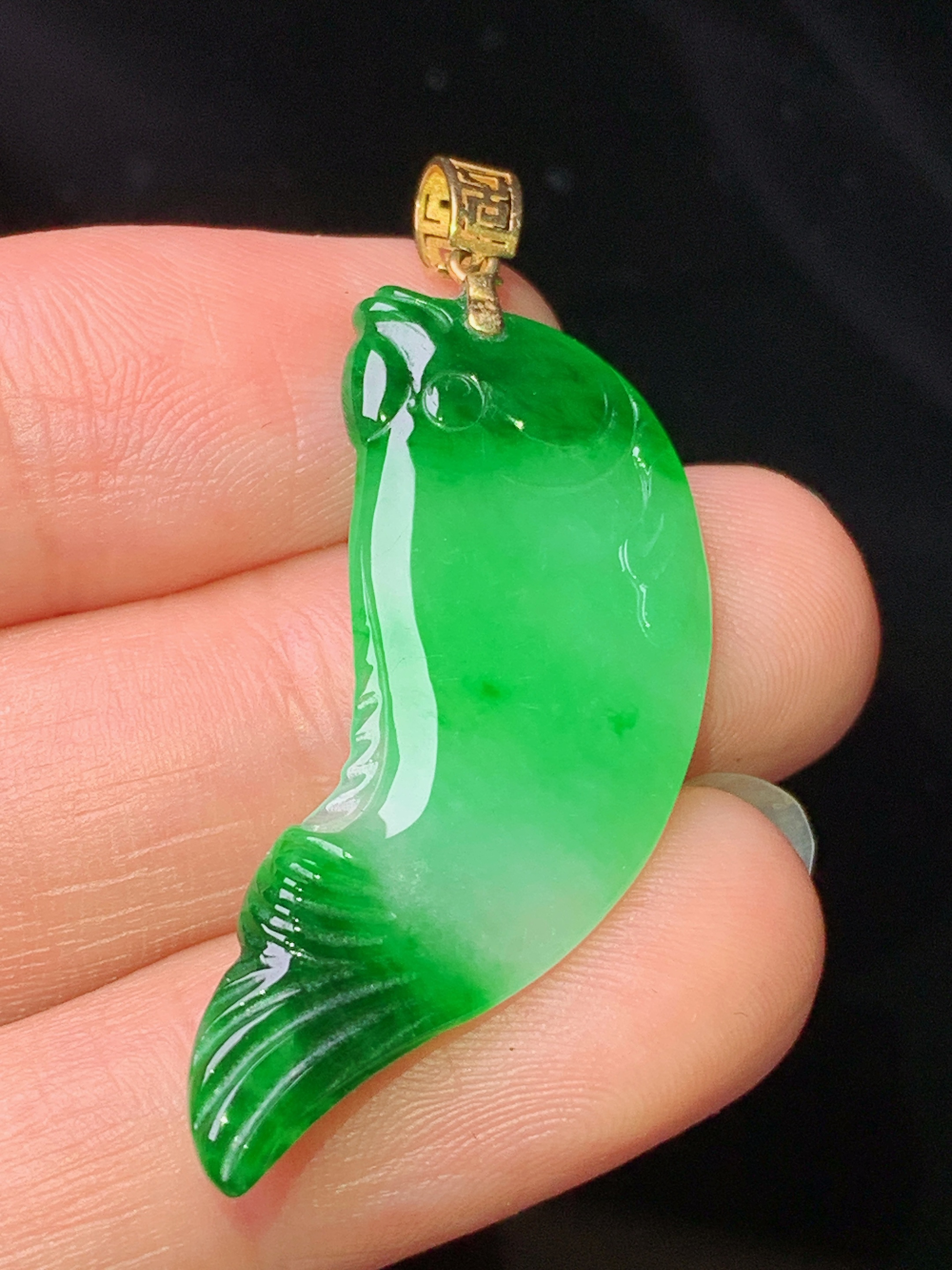 18k金镶嵌阳绿金鱼吊坠 玉质细腻 色泽艳丽清新 水润亮眼 整体尺寸42*13.8*3.2 z1