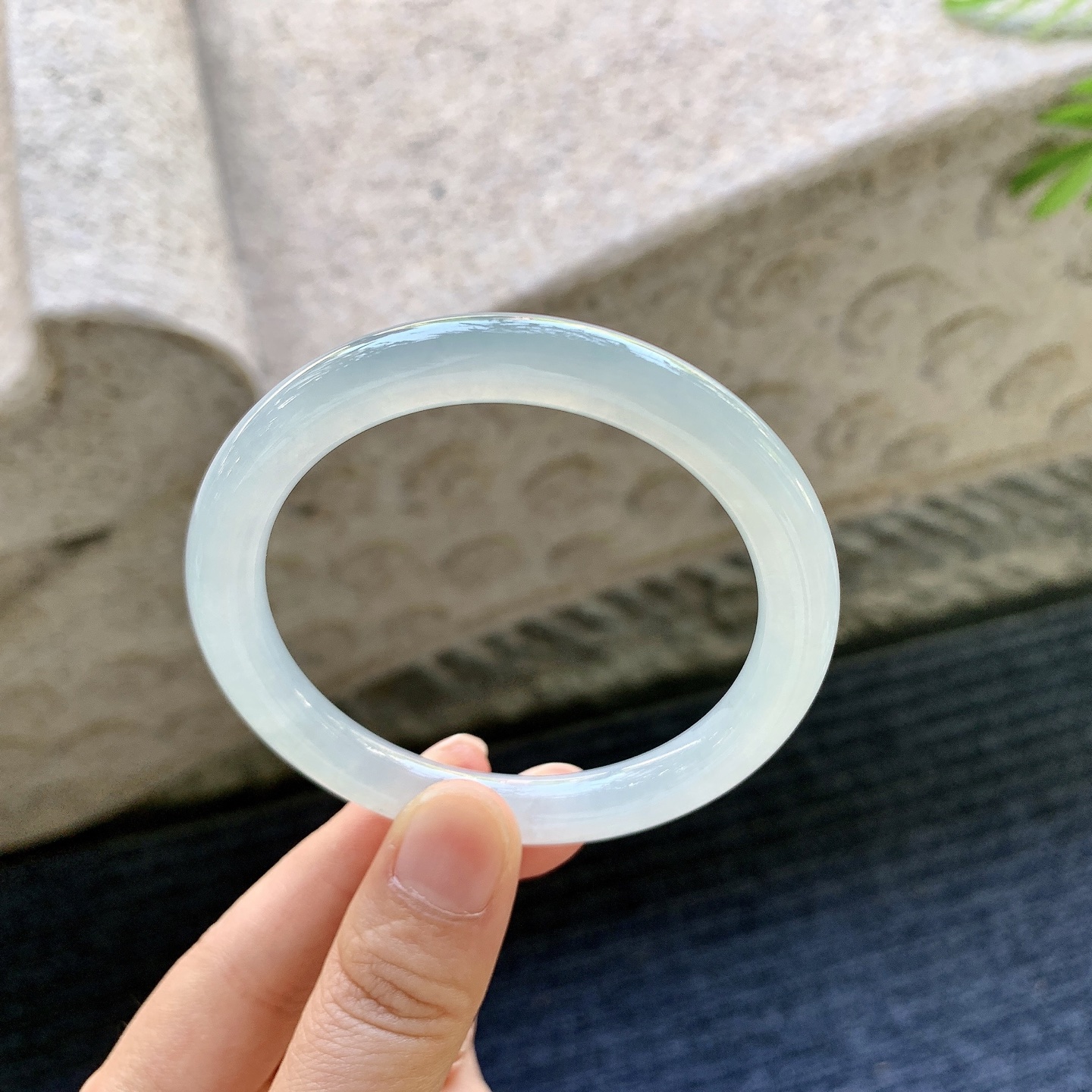 圆条53 54，冰糯底色，水润，种老，细腻，有絮线