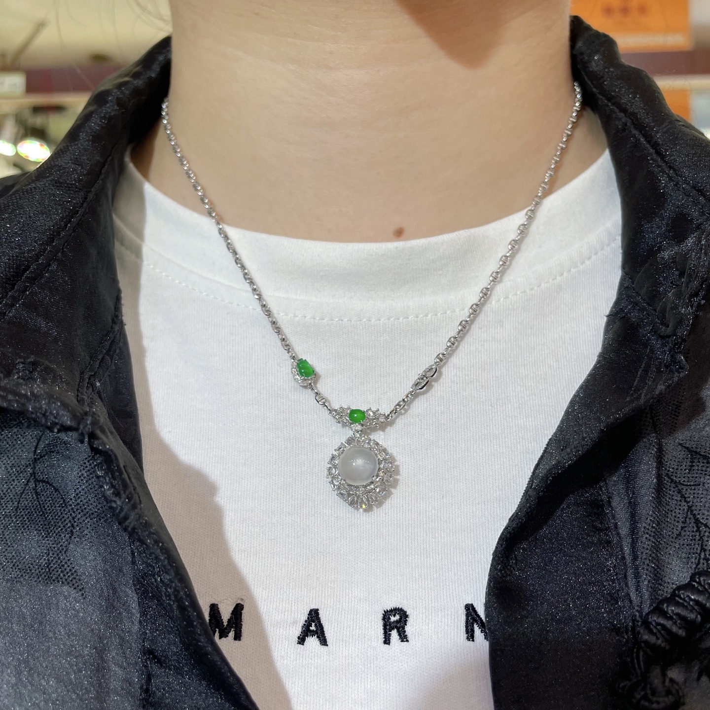 翡翠蛋面项链质量货，光感强烈 冰种料子水润通透，种老起光。 18k豪镶，佩戴效果佳，8.7-8.9-3.4