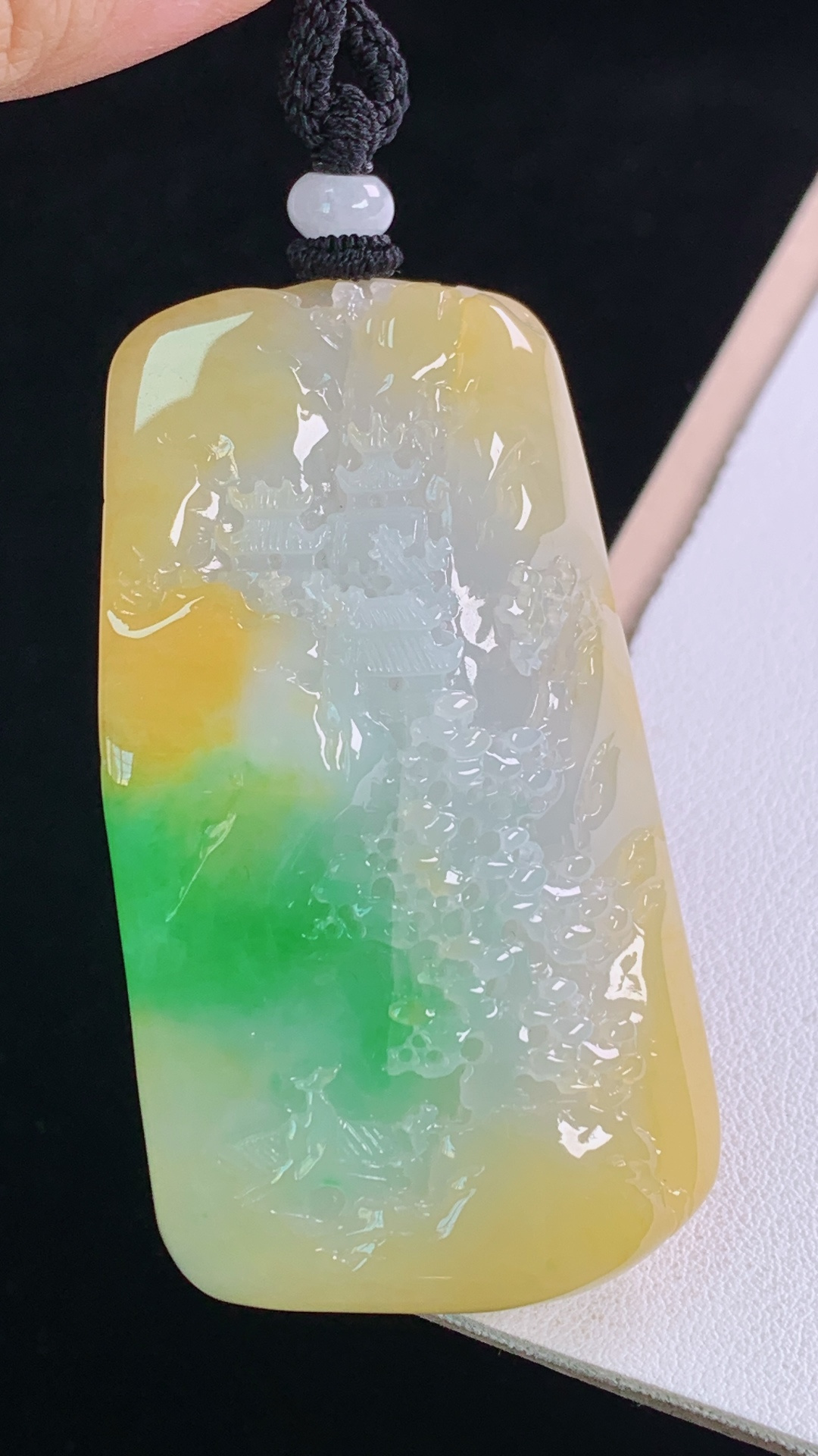 三彩山水牌，种老起胶，色泽丰富，无裂