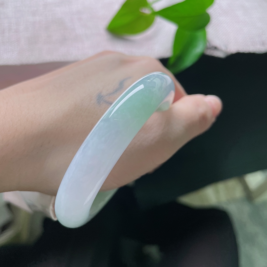 春彩正圈，有纹，晴底浅绿翡翠镯，冰润素雅，清浅翠色轻染，腕间藏一汪春水。ss58380a