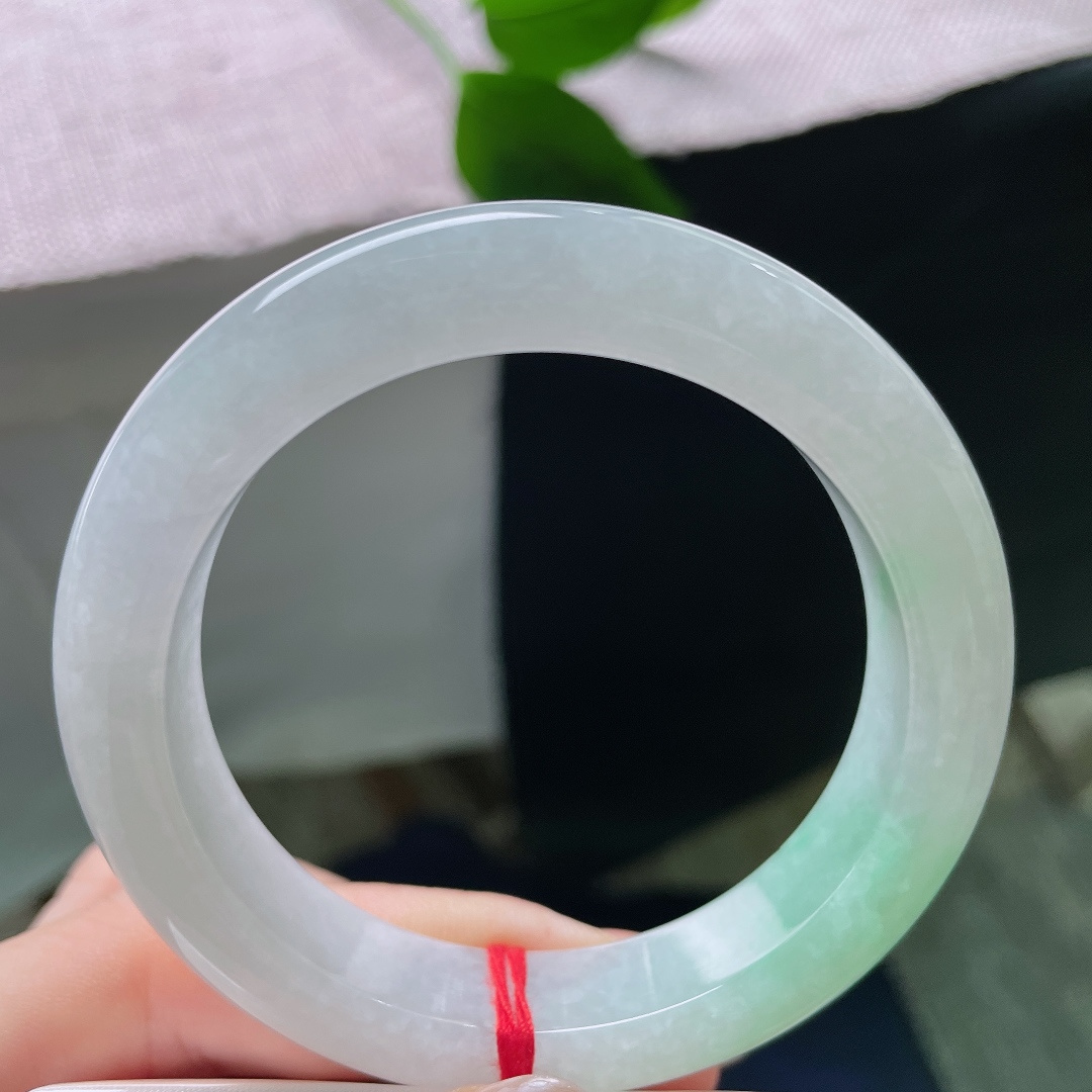 53.6/11.8/9.2，飘绿正圈，晶体，冰润的底色清透柔和，一隅晕染出清新淡雅的翠色。ss58360a