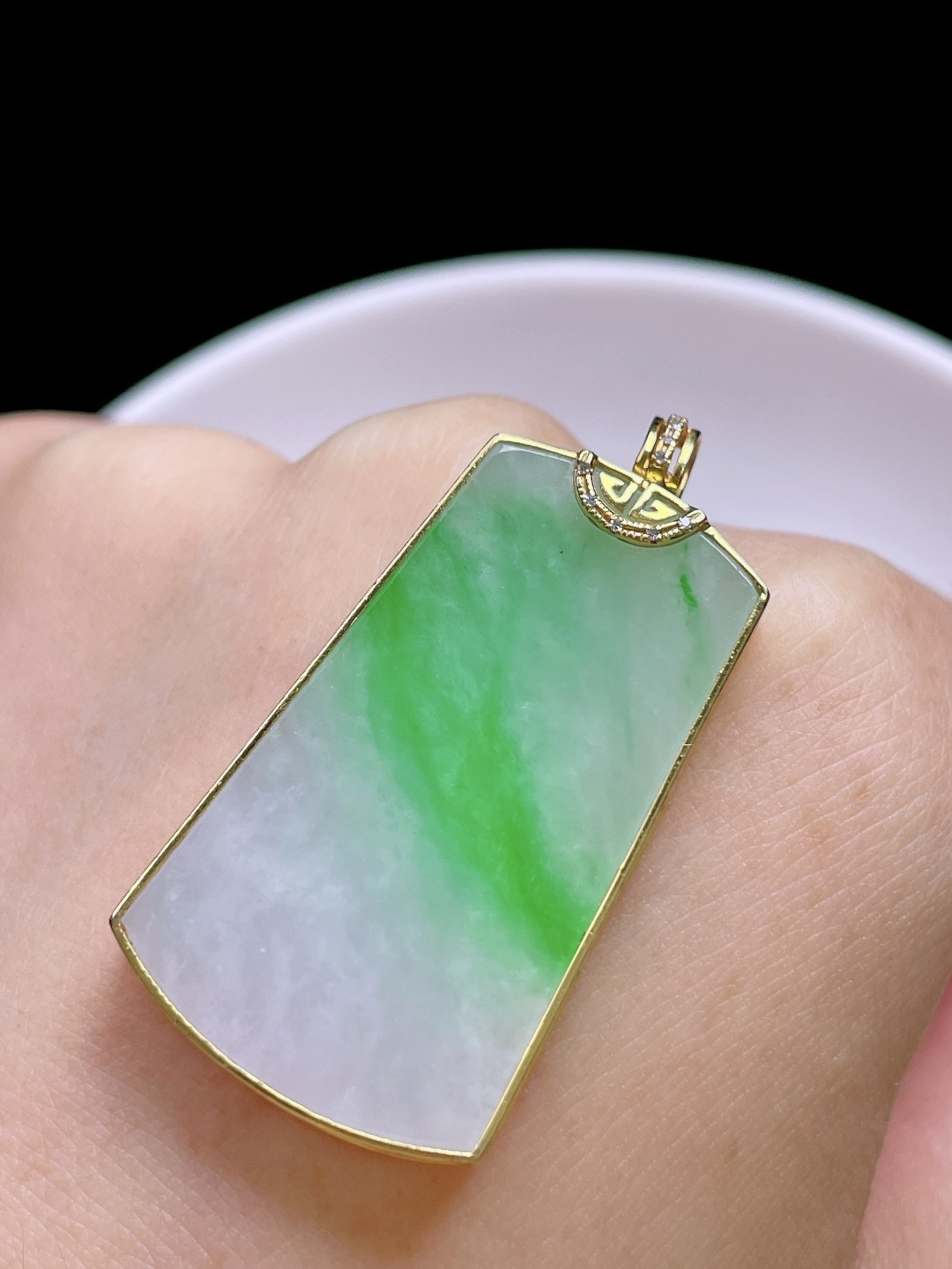 ️ 冰飘绿花无事牌 花色灵动，种老水润，18k金镶嵌 整体：39.2 裸石：33.6/20.2/3.9
