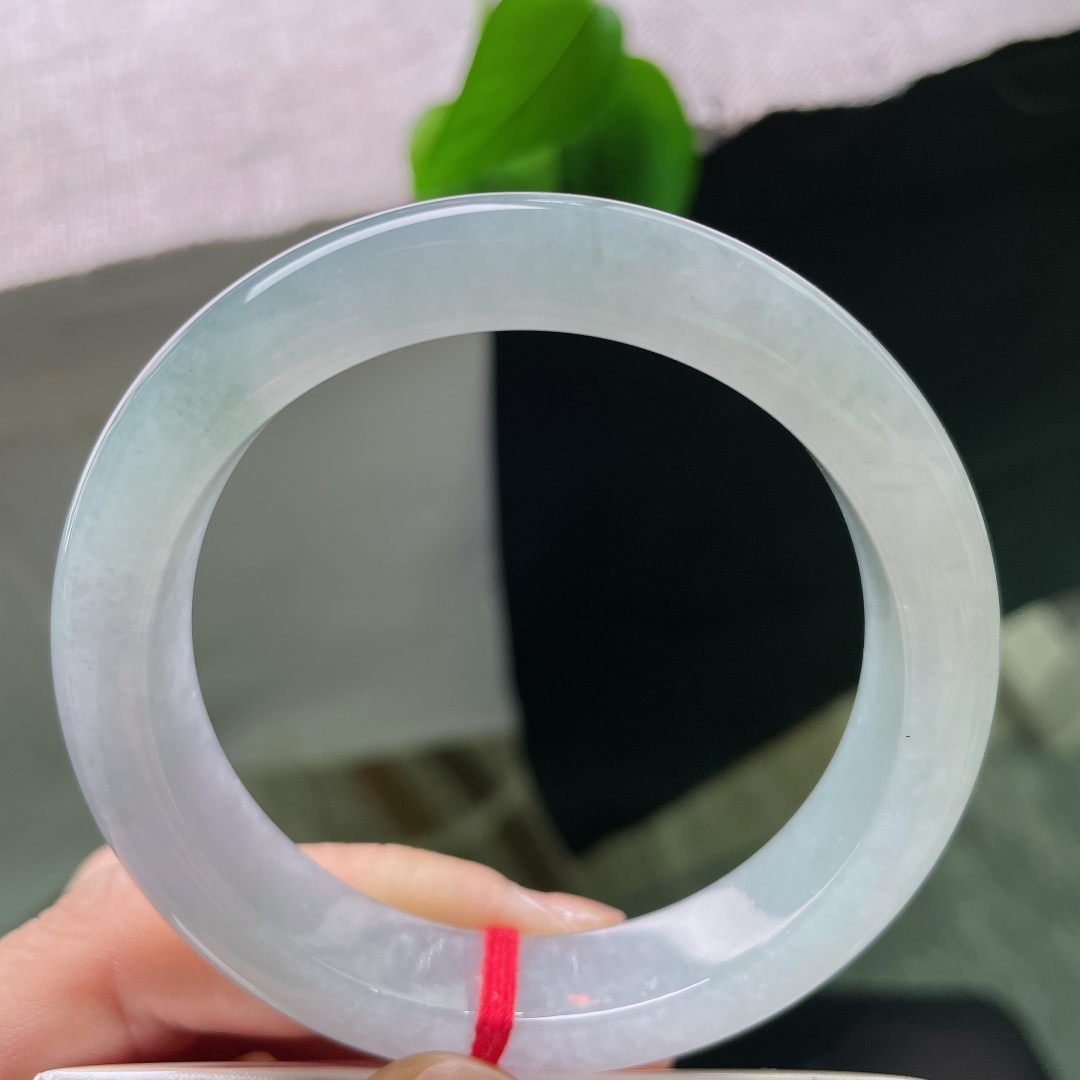 无裂，种水清透干净，均匀的浅青底色温润雅致，经典正圈上手端庄大方。ss58714a