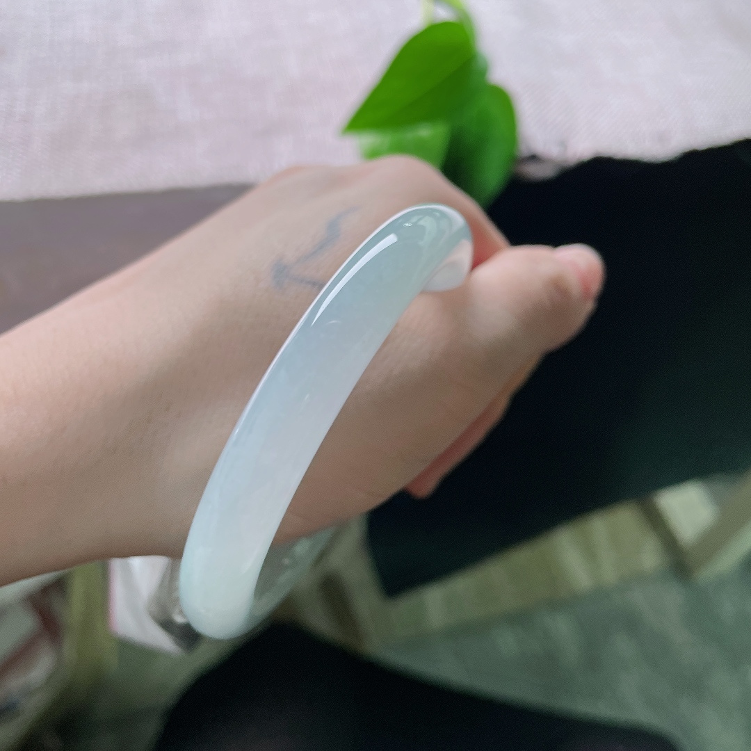 54.5/9.5，蓝底圆条，无裂，冰润晴底平安镯，玉质细腻通透，浅淡晴色温润，带一点天然洒金点缀。ss58682a