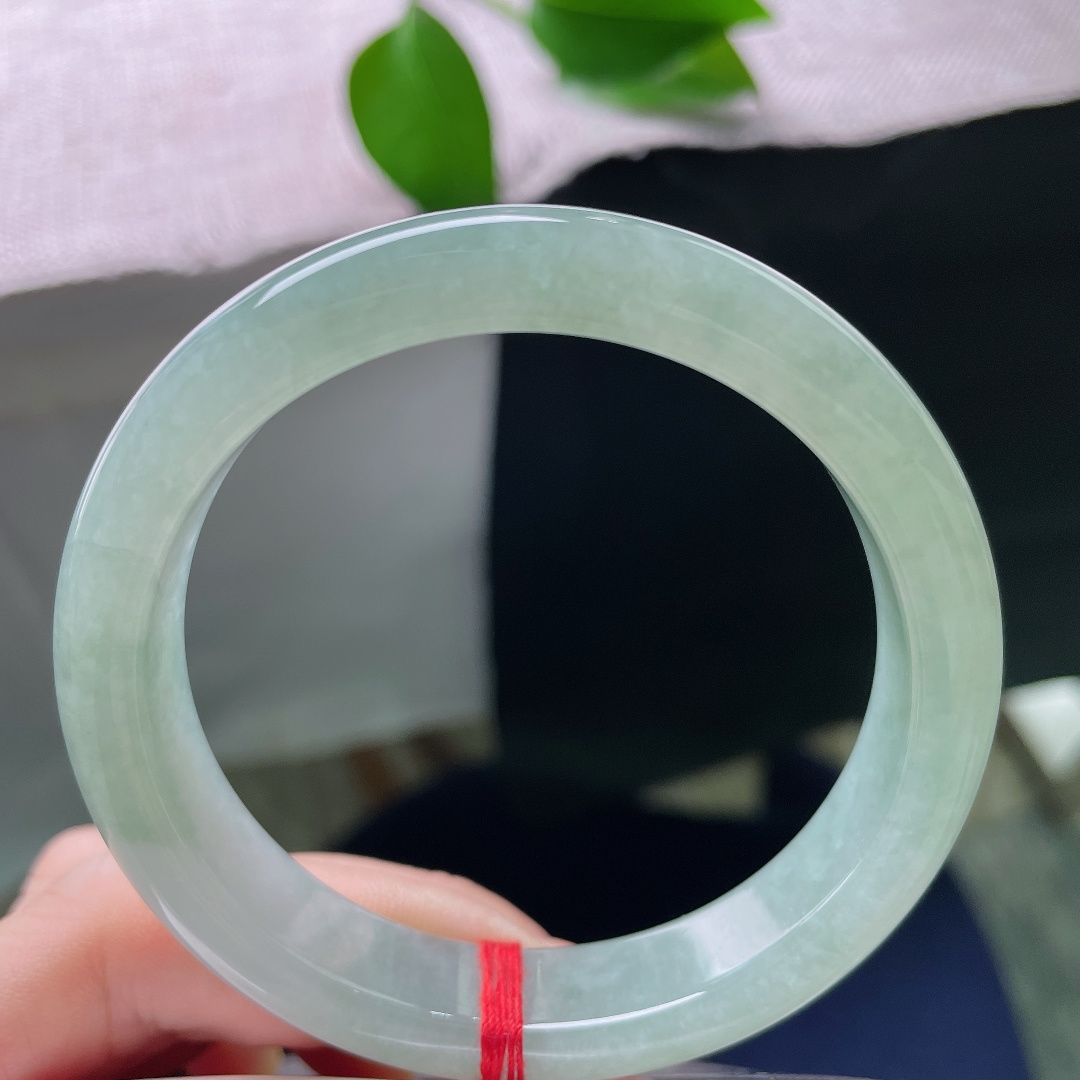 绿底正圈，有纹，柔和清润的青苹果绿，如同雨后湖面泛起的青碧，温润舒缓，看着满心治愈。ss58007a