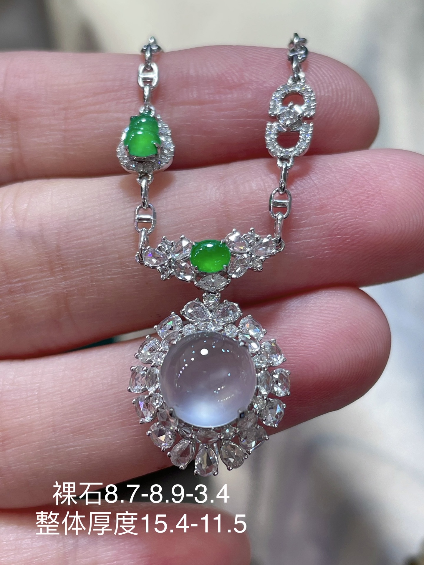 翡翠蛋面项链质量货，光感强烈 冰种料子水润通透，种老起光。 18k豪镶，佩戴效果佳，8.7-8.9-