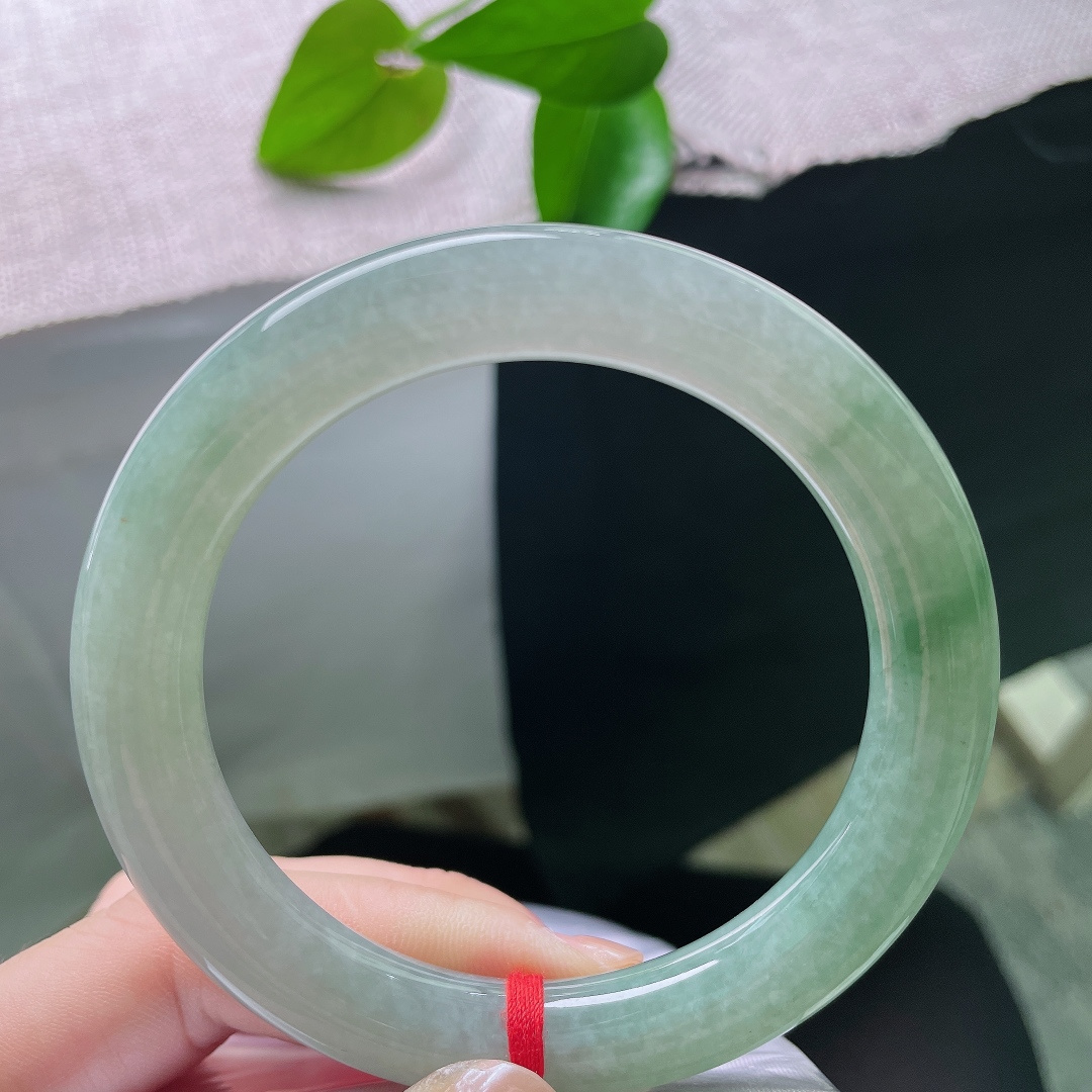 油青圆条，无裂，玉肉细腻紧实，光泽温润不张扬，自带安静治愈的氛围感。ss56727a