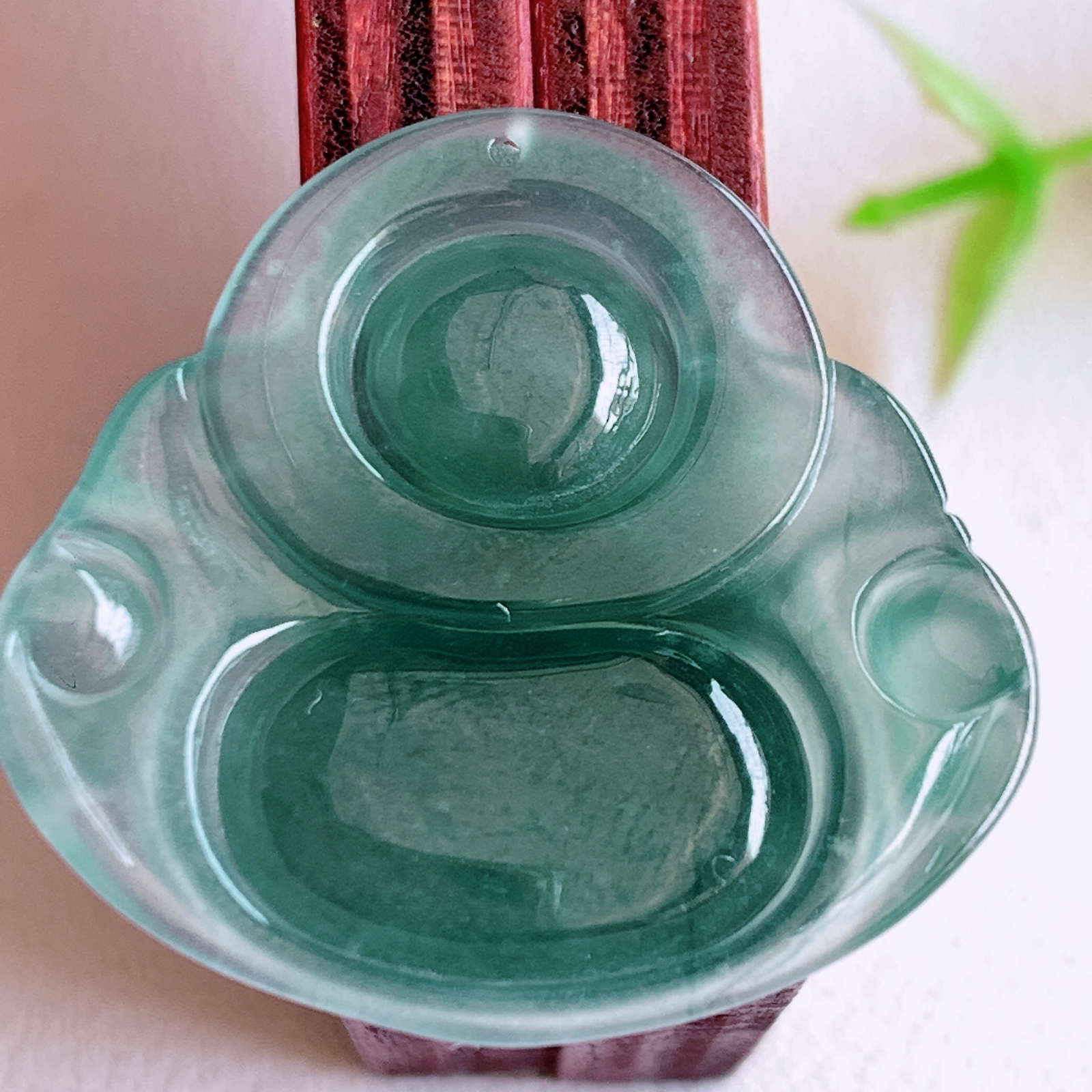 蓝冰佛公挂件 玉质细腻  精雕弥勒佛，笑佛福耳垂肩，面相喜庆，开怀大笑，憨态可掬。惟妙惟肖，寓意福禄双全，吉祥美满，笑口常开 W03.10 尺寸：26-28.3-5.2mm