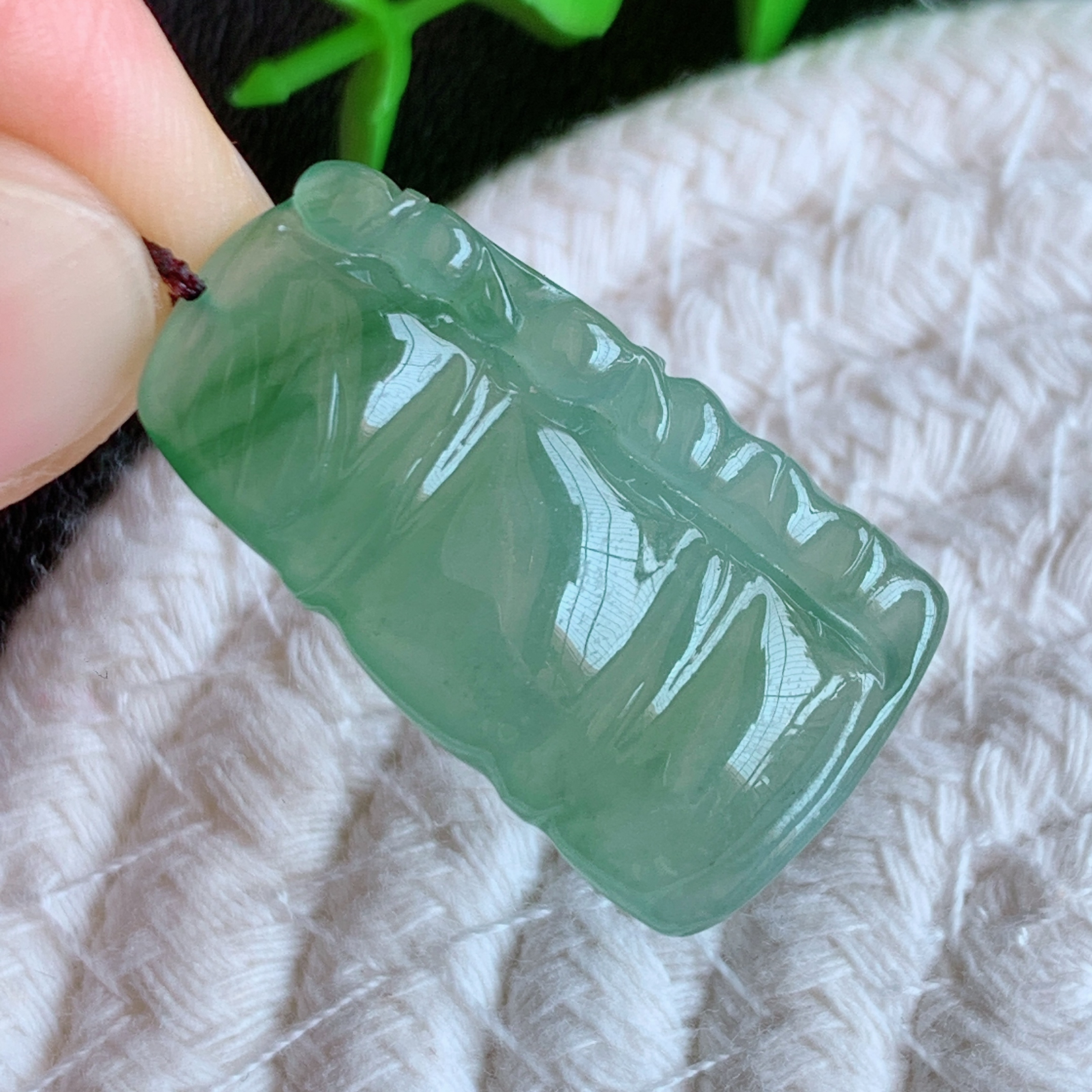 冰润飘花竹节翡翠吊坠，寓意“节节高升，官运亨通，前程似锦”竹节比喻美好品德，君子比德于玉，清秀高雅  W03.10  尺寸：28.8-16.2-5.8mm