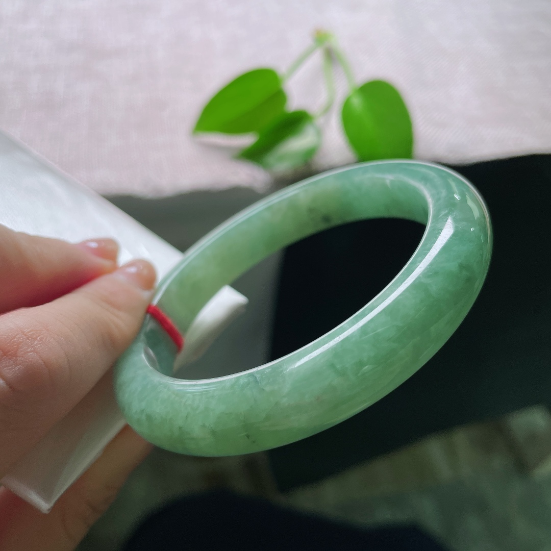 绿底正圈，晶体， 湖水绿衬肤柔和，气质沉稳百搭，日常与重要场合佩戴皆相宜。ss58775a