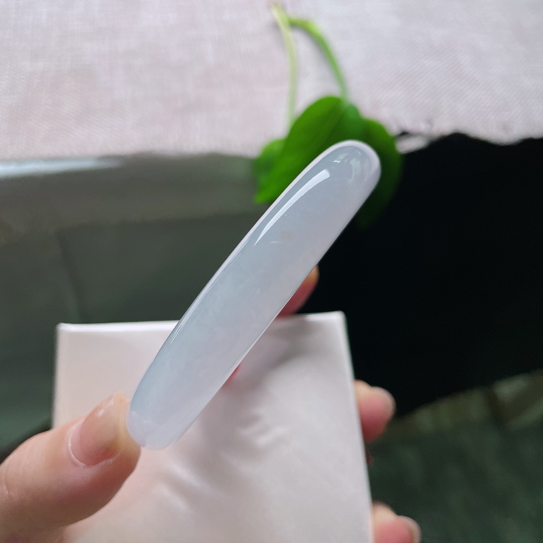 57/11.5/8.3，冰紫正圈，无裂，底子干净清爽，冰底通透，紫与金相互映衬，层次丰富，天然画意浑然天成。ss58292a