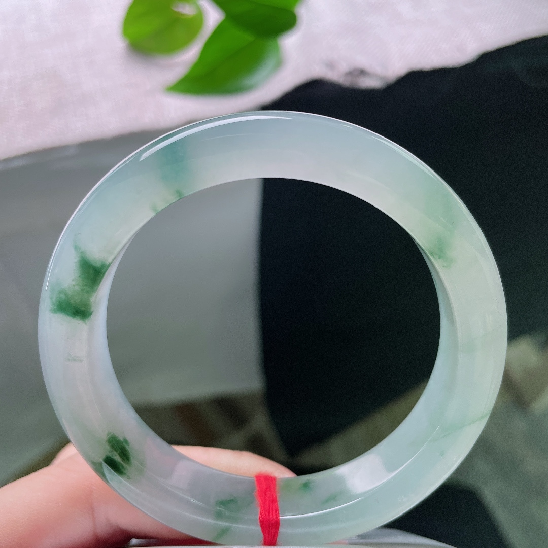 冰飘花正圈，无裂，清润玉底托着写意飘花，绿花浓淡相宜，宛若一幅天然水墨山水。ss58674a