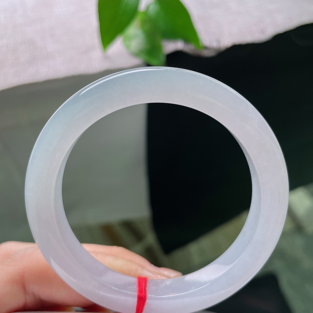 紫底正圈，无裂，冰润白月光平安镯，玉底清透，细碎洒金点缀腕间温柔。ss58331a