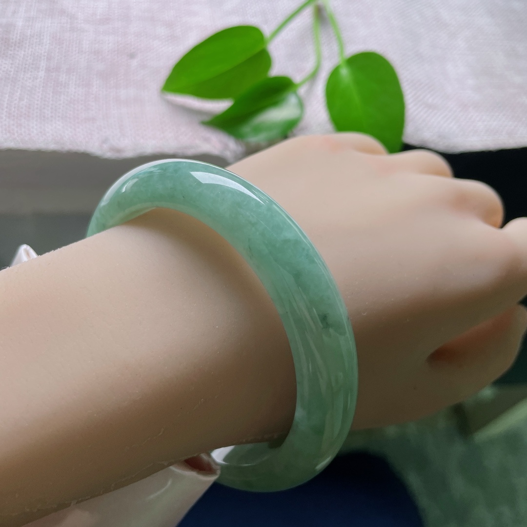 绿底正圈，晶体，湖水绿平安镯，玉质温润细腻，满圈清雅湖绿色，自带沉静如水的质感。ss58774a