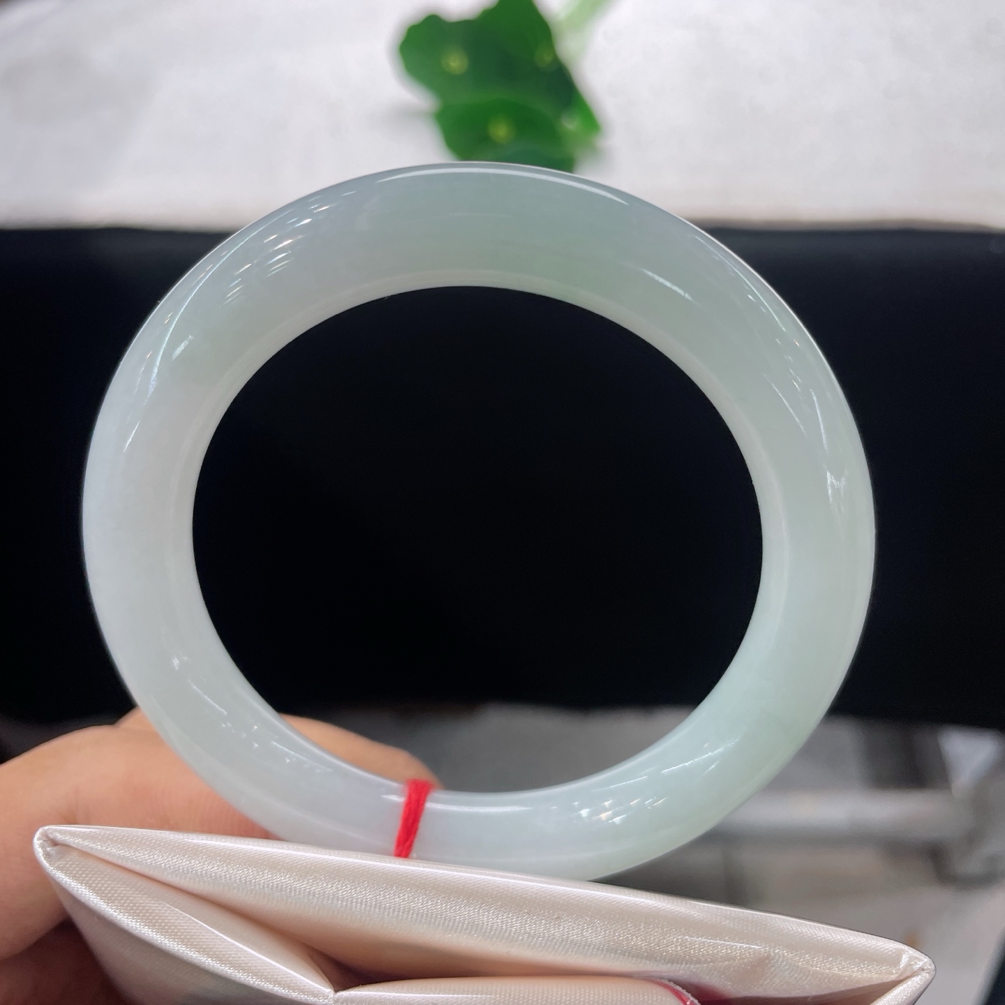 天然翡翠手镯 圈口57.2/10.3，细糯淡绿底色圆条，57/58可戴，一围圆玉拢清芳，浅翠盈盈落腕香。无裂