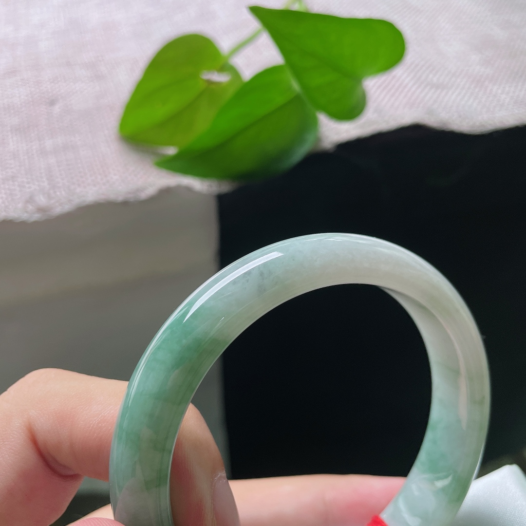 59.1/12.1/8.1，飘花正圈，一点皮纹，底质干净柔和，飘花蜿蜒灵动，水光盈盈，日常佩戴简约又富有韵味。ss58740a