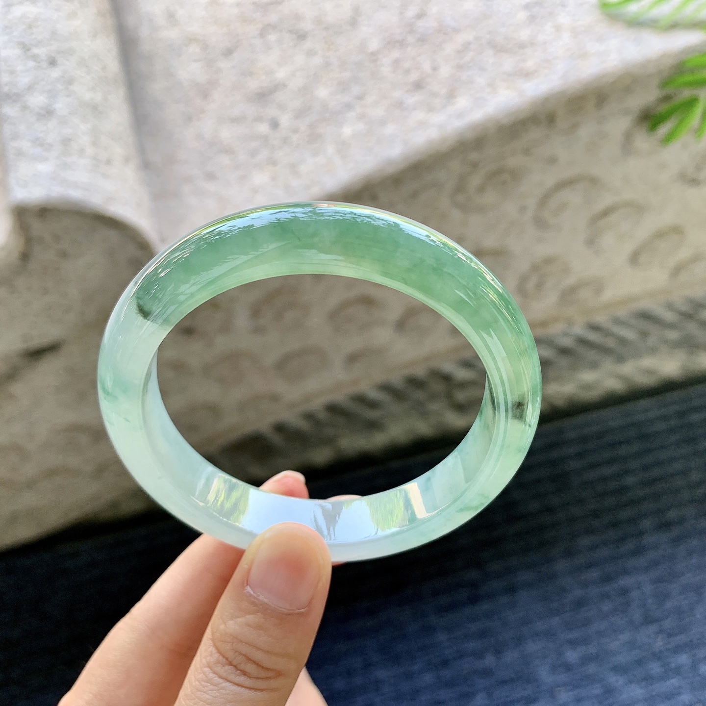 糯冰飘绿花，水润，种老，细腻，打灯有絮线
