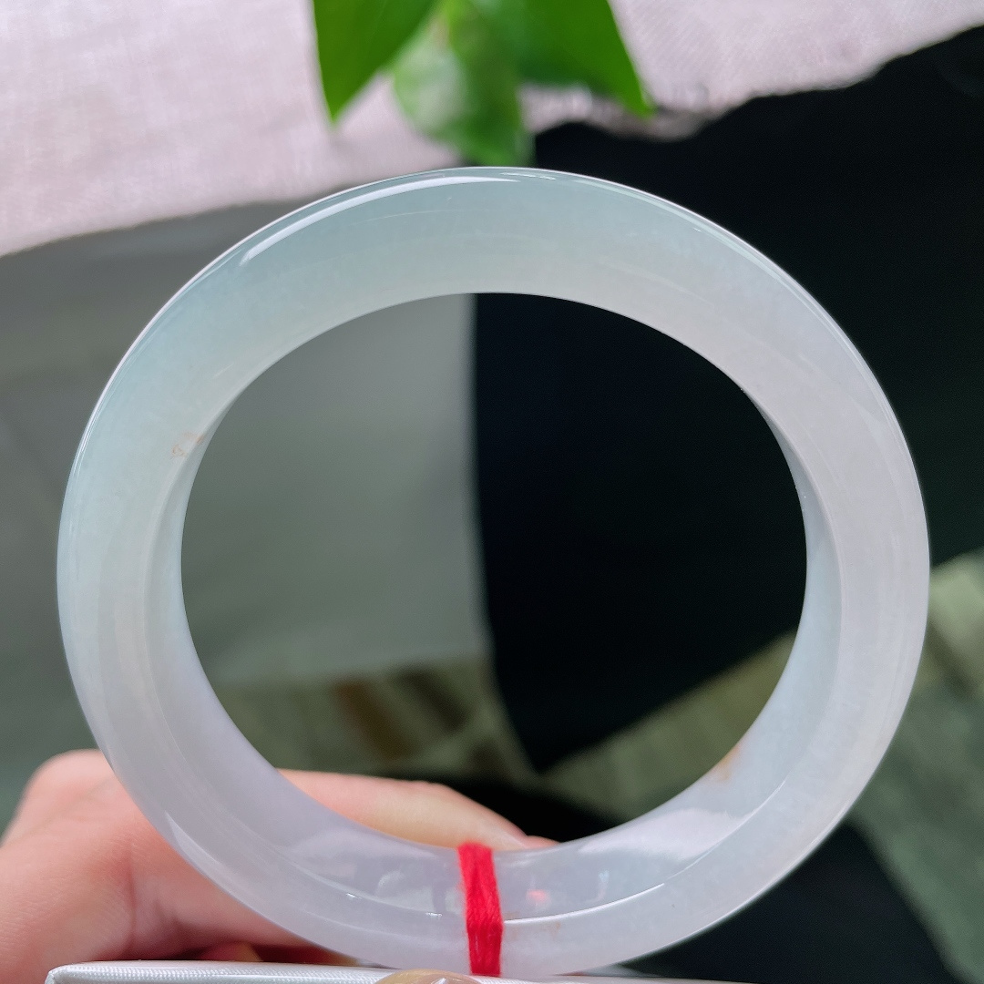 绿底正圈，无裂，素白玉底如皎洁月光，零星金斑似落于玉上的秋日碎金。ss58301a