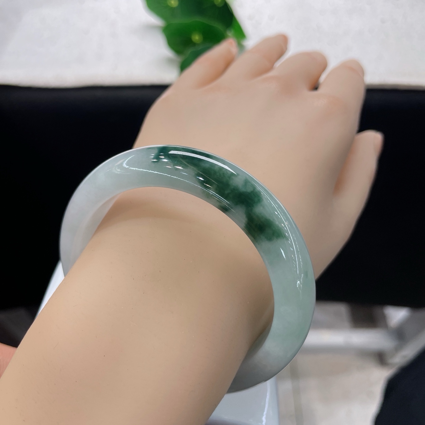 天然翡翠手镯 圈口55.6/12.8/8.7，冰飘花正圈，素玉含浅翠，清辉绕腕来。无裂。