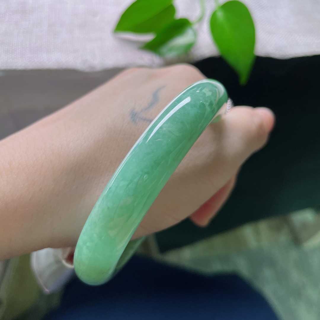 绿底正圈，晶体， 湖水绿衬肤柔和，气质沉稳百搭，日常与重要场合佩戴皆相宜。ss58775a