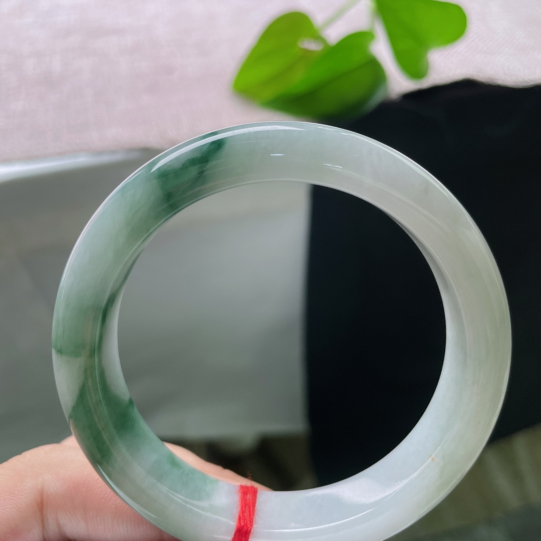 55.3/12.8/8.6，飘花正圈，一点皮纹，白与翠自然相融，花色灵动飘逸，每一处飘花都是独一份的