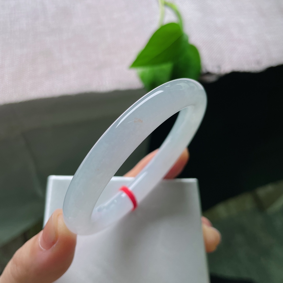 53.2/10，正圈，无裂，洒金，一抹清润玉色凝于腕间，简约无杂色，自带清冷温柔的仙气。ss58698a