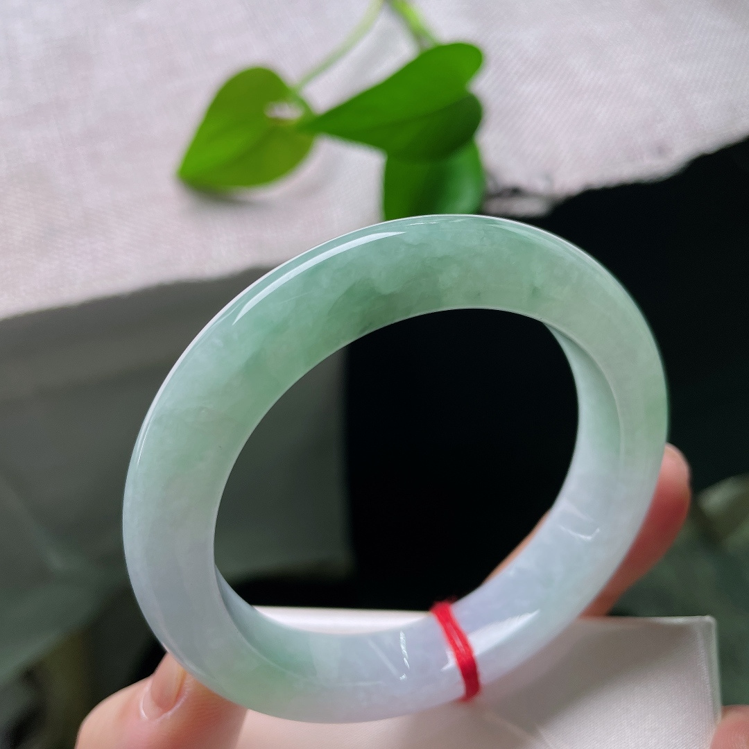 春彩正圈，有纹，晴底浅绿翡翠镯，冰润素雅，清浅翠色轻染，腕间藏一汪春水。ss58380a