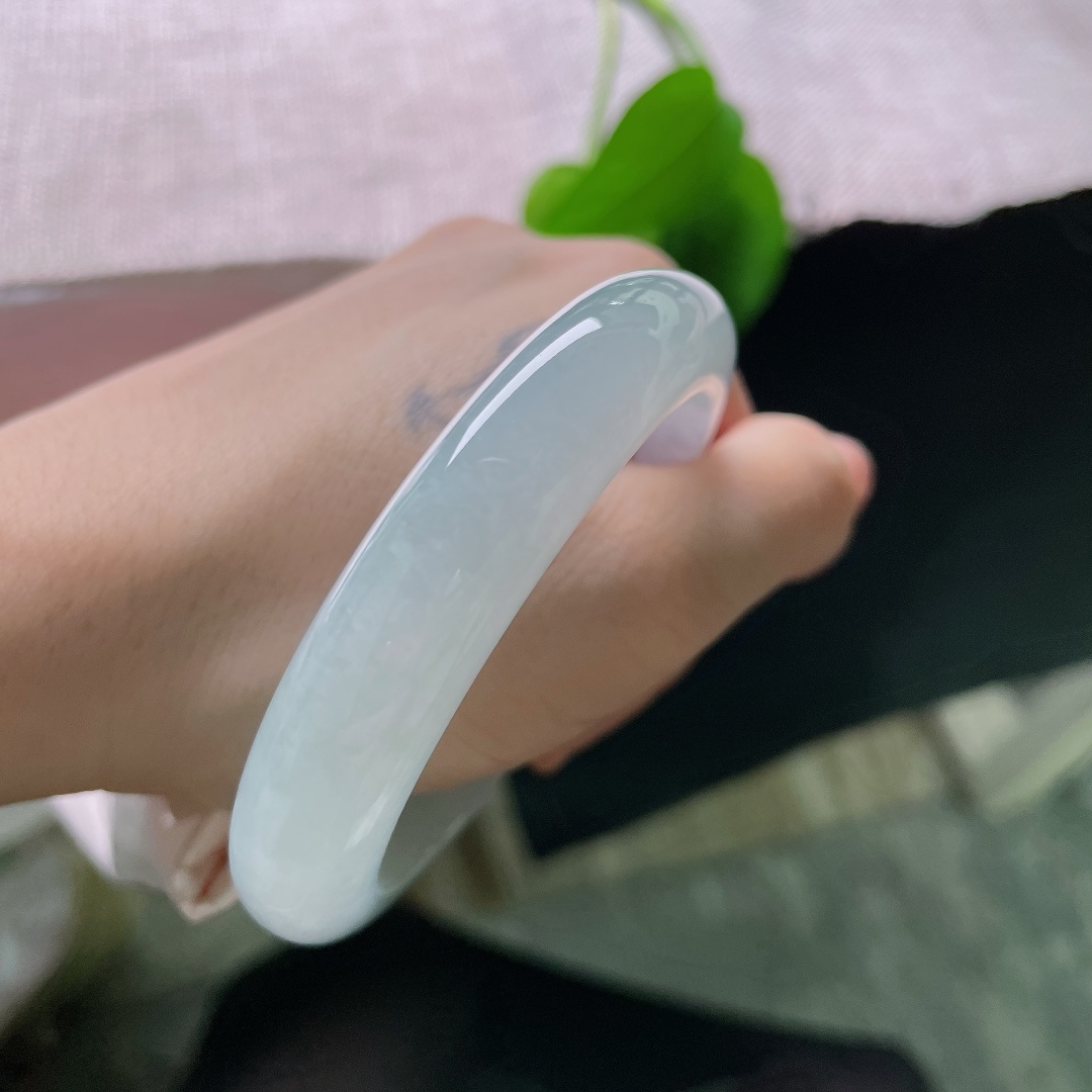无裂，种水清透干净，均匀的浅青底色温润雅致，经典正圈上手端庄大方。ss58714a