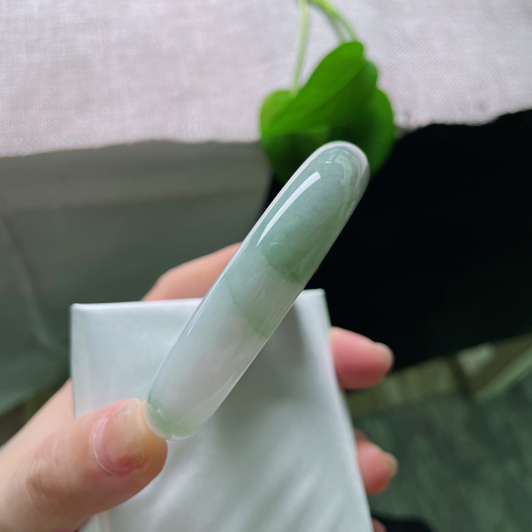 55/12.4/8.0，飘花正圈，一点皮纹，浅晴飘花平安镯，玉质温润细腻，浅青底色柔和，飘花悠然漫于镯间。ss58749a