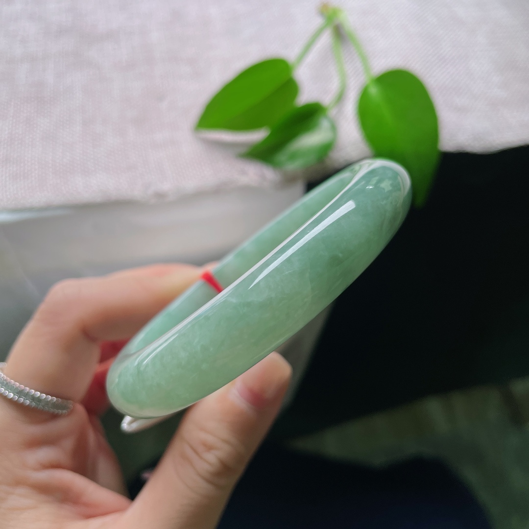 绿底正圈，晶体，湖水绿平安镯，玉质温润细腻，满圈清雅湖绿色，自带沉静如水的质感。ss58774a