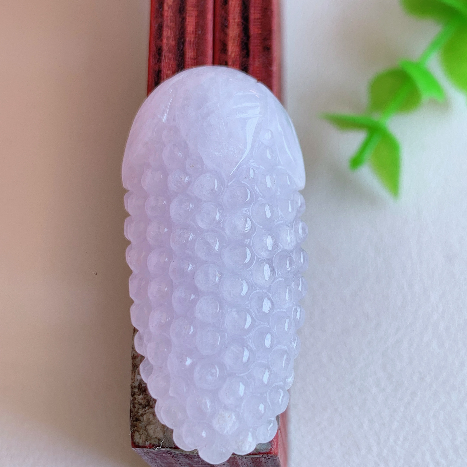冰润紫罗兰多子多福翡翠吊坠  款式新颖时尚，日常百搭的款。满满的份量感，紫气东来，清秀高雅，上身效果优雅迷人！性价比超值  W03.10 尺寸：39-18-10.2mm