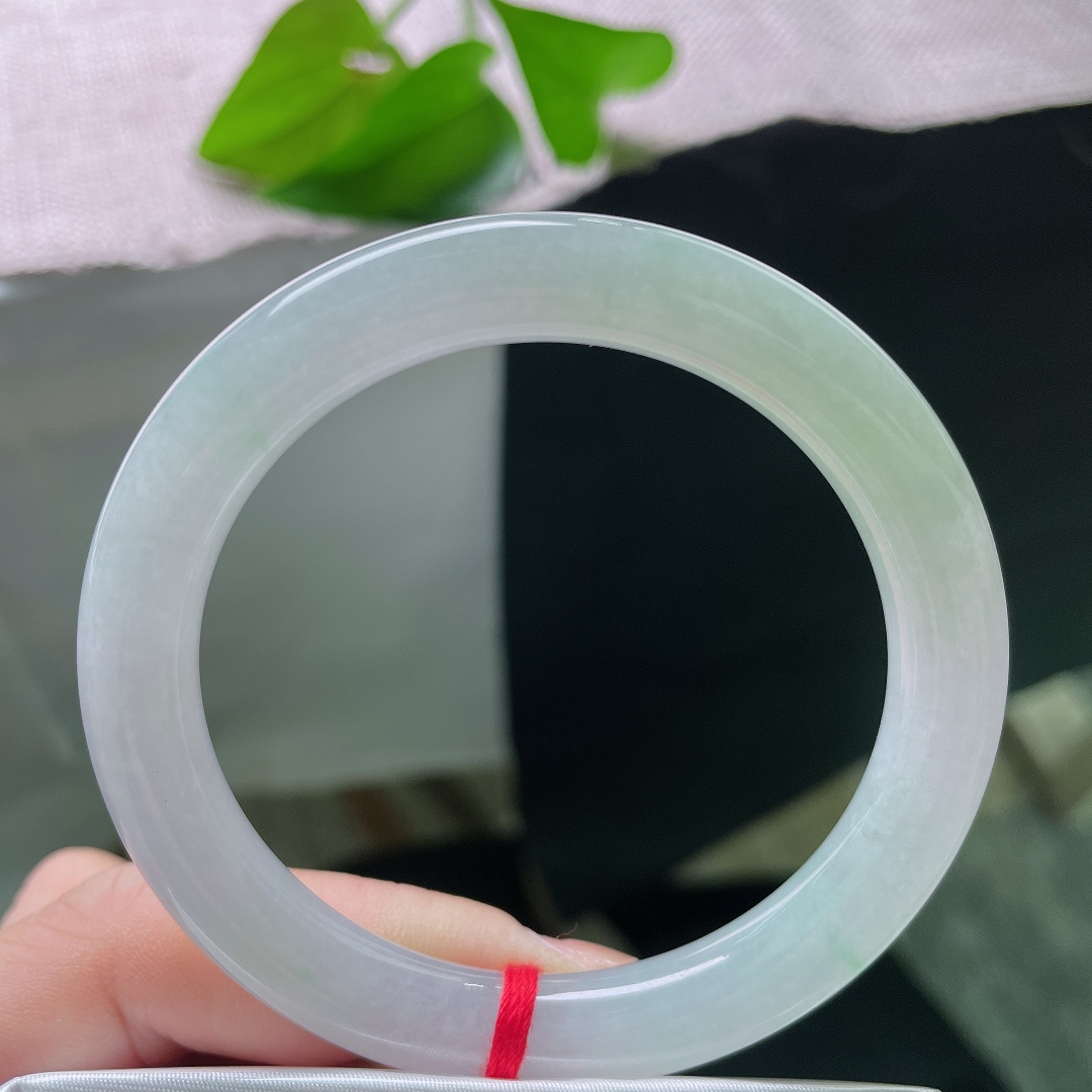53.7/8.6，蓝底圆条，无裂，淡淡的晴色铺满整支镯身，种质通透，圆条线条圆润，上手温婉显气质。s